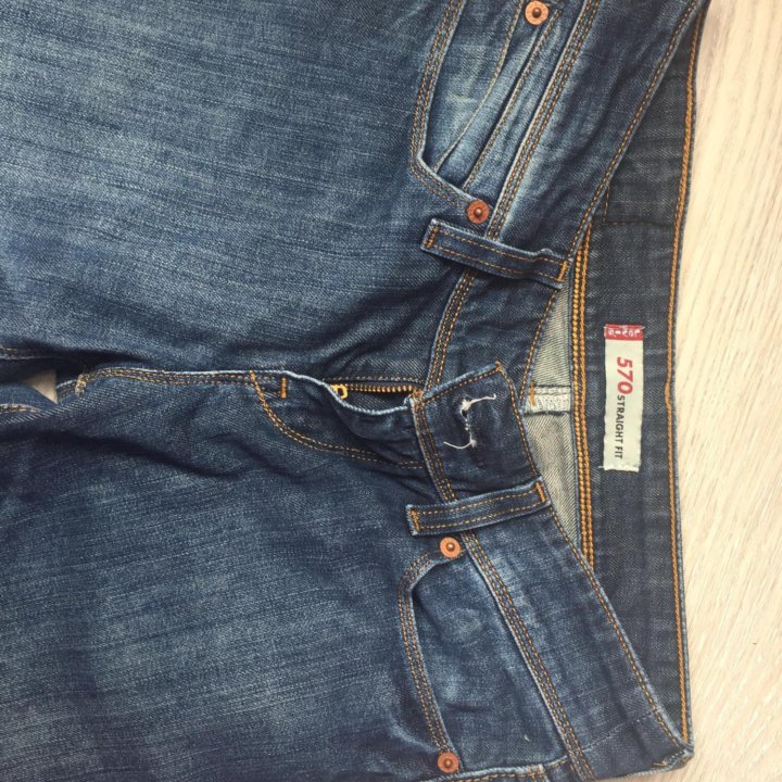 Джинсы Levis