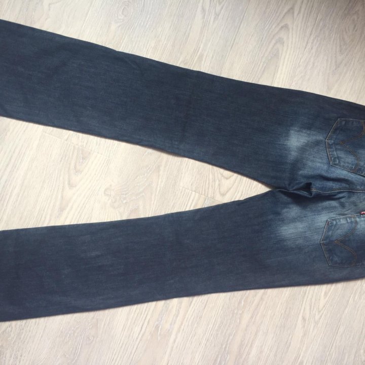 Джинсы Levis