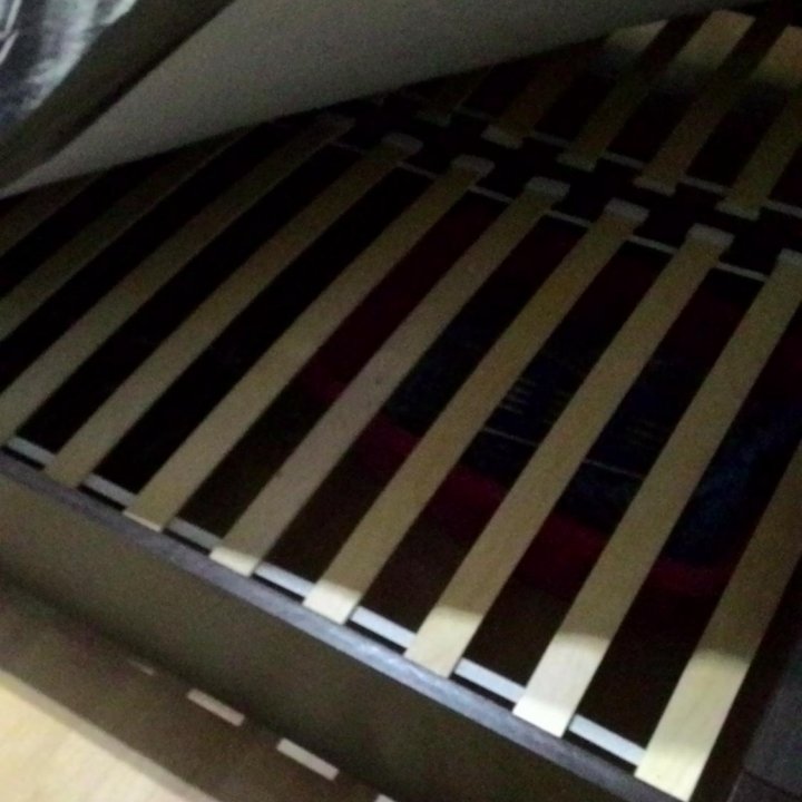 Двуспальная кровать с прикроватной тумбочкой