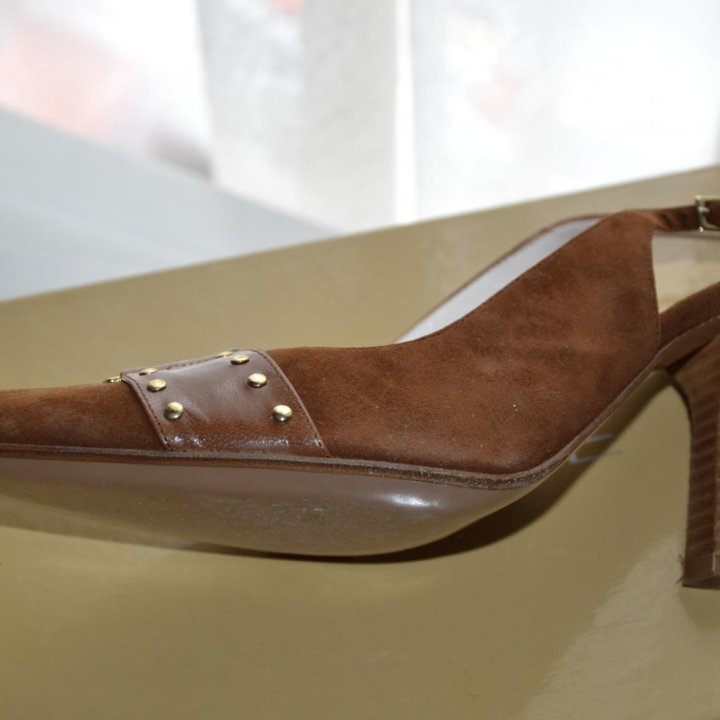 ESSERE. Босоножки.