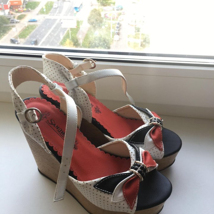 Босоножки новые