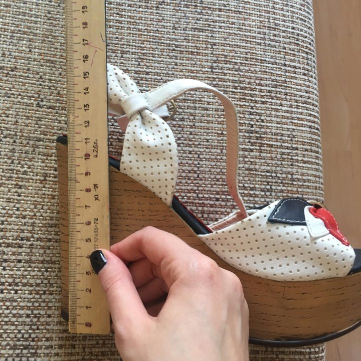 Босоножки новые