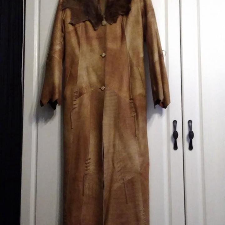 Плащ кожаный.