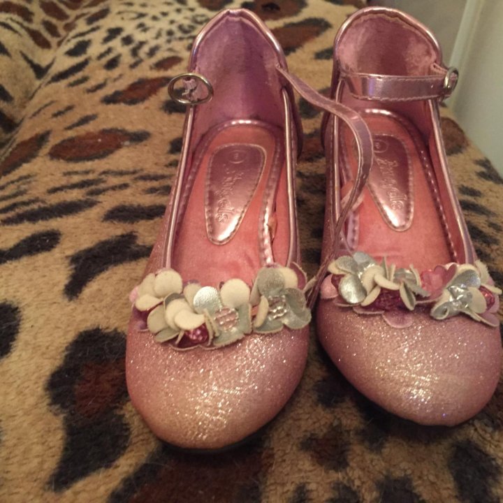 Туфли девочки.
