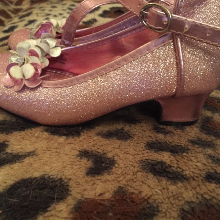 Туфли девочки.