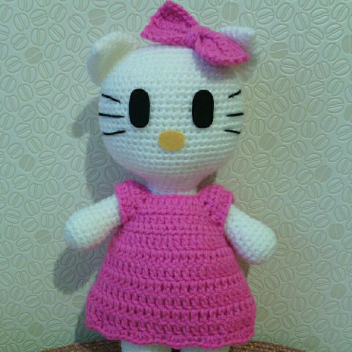 Hello Kitty амигуруми.