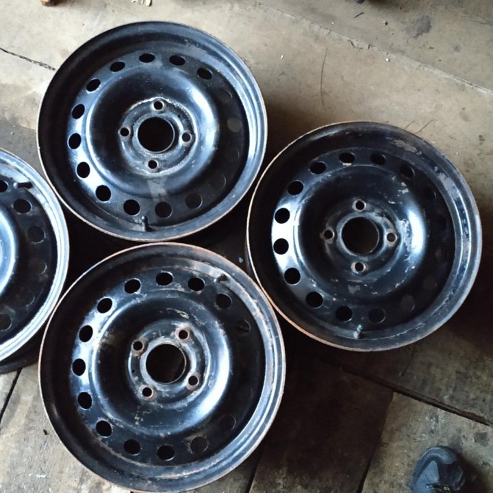 Nissan r15 4x114,3