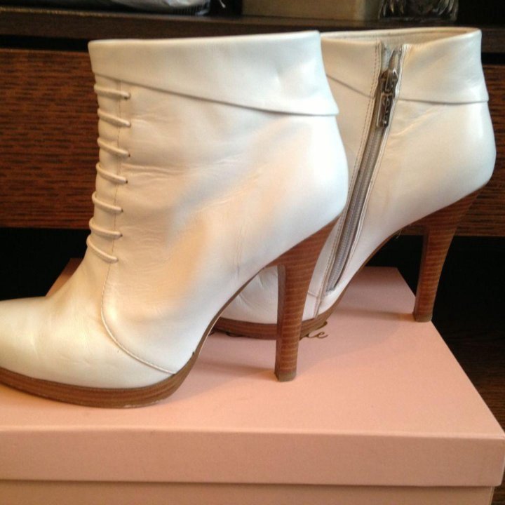 Белые полусапожки