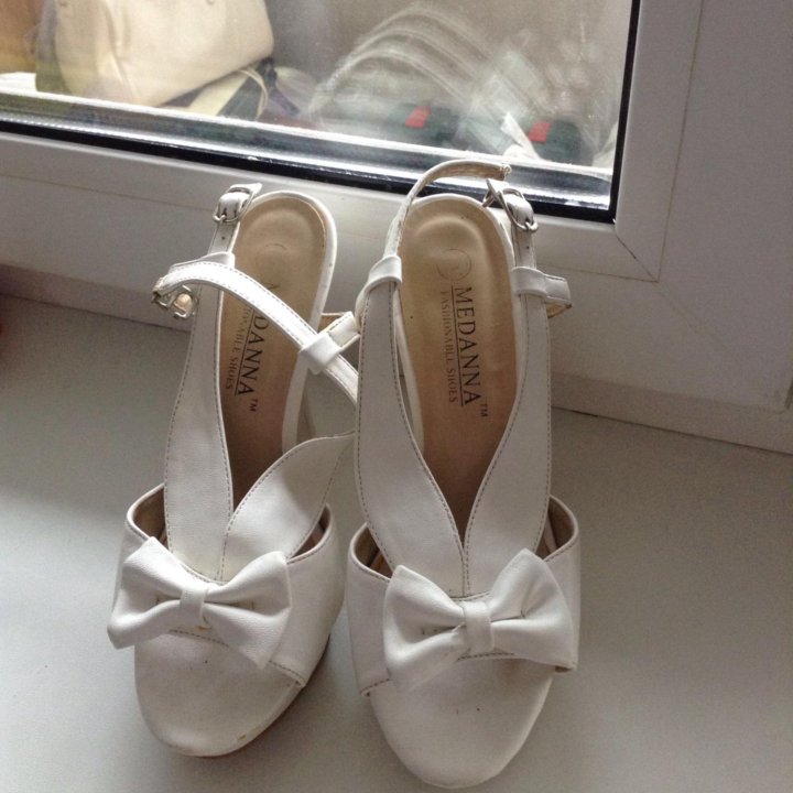 Босоножки белые