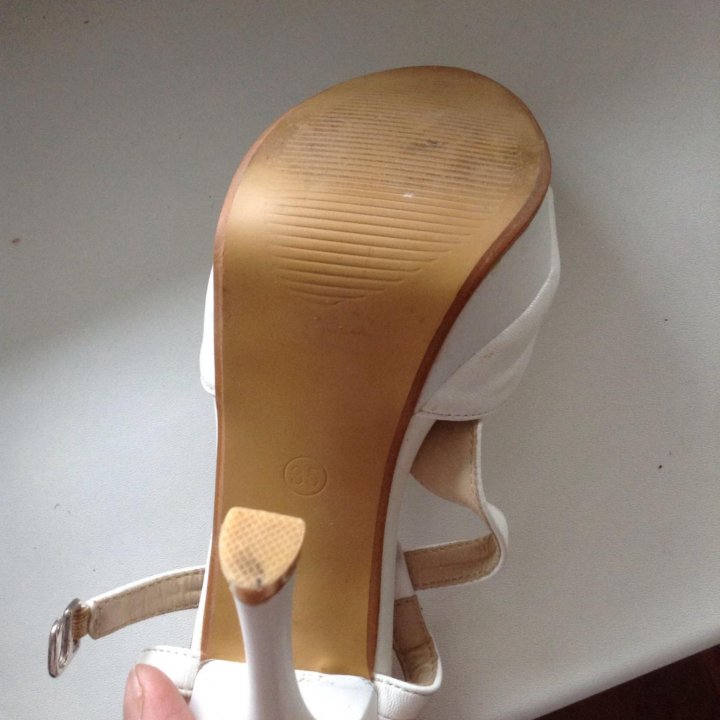 Босоножки белые