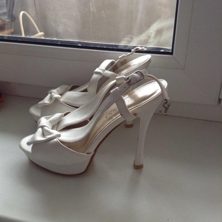 Босоножки белые