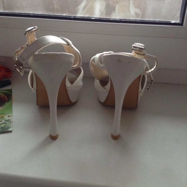 Босоножки белые