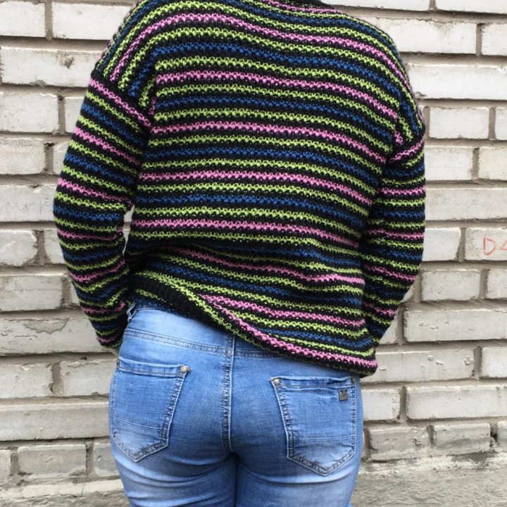 Новый свитер ручной работы в цветную полоску