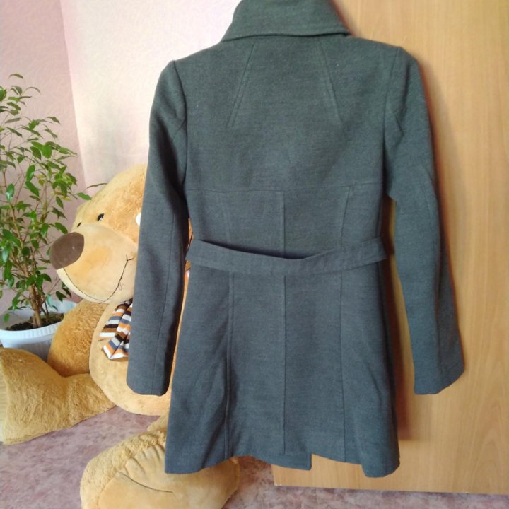 Пальто демисезонное.