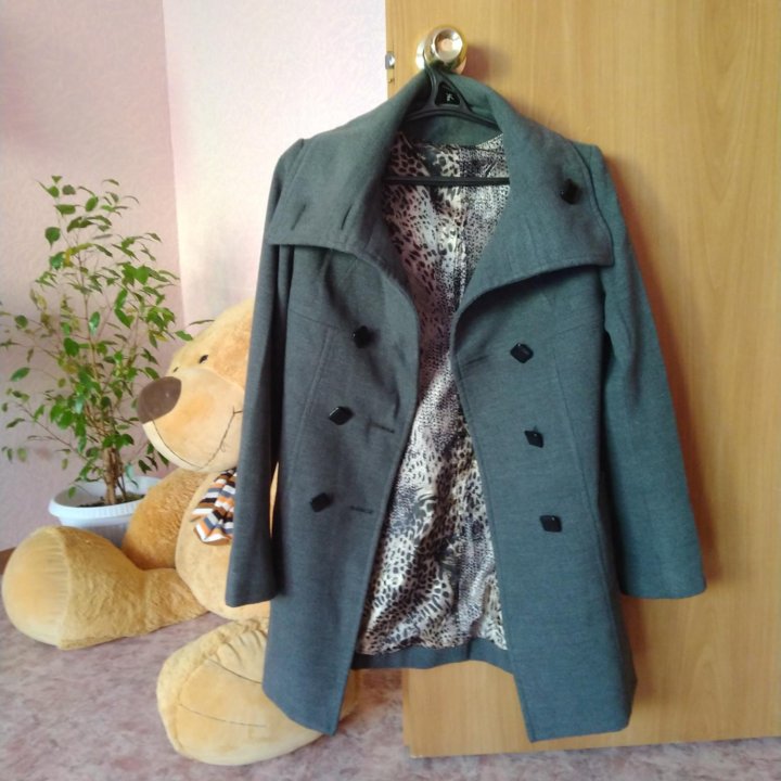 Пальто демисезонное.