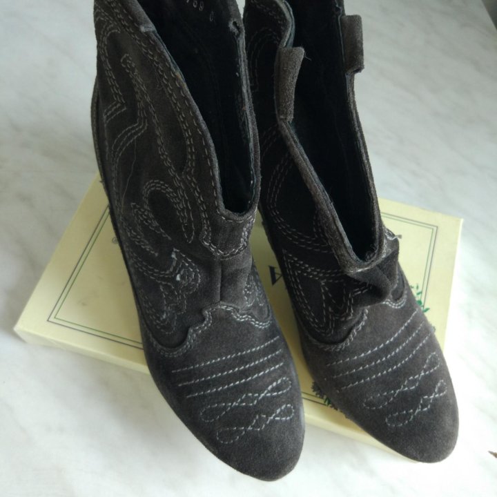 Замшевые ботильоны