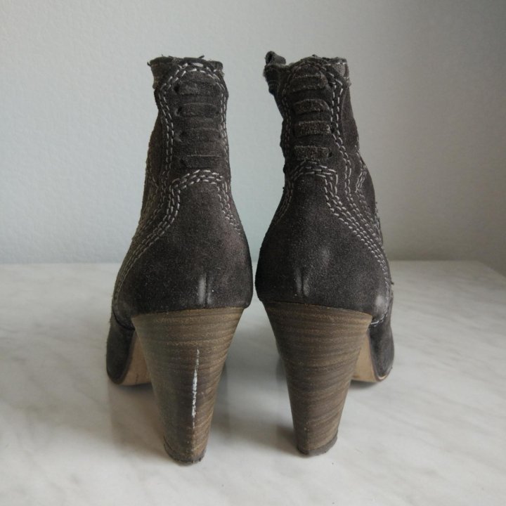 Замшевые ботильоны