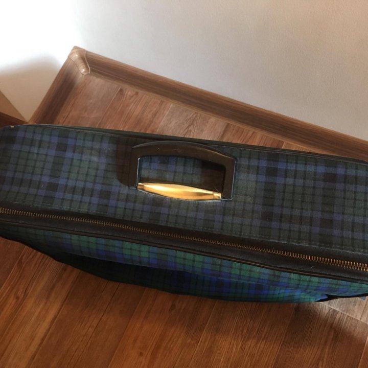 Клетчатый чемодан б/у