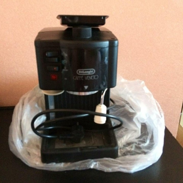 Кофеварка delonghi.