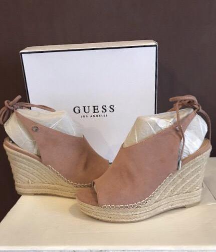 Босоножки на танкетке Guess