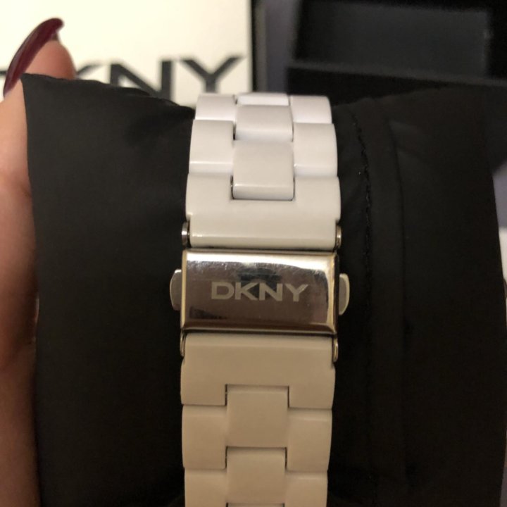 Женские часы DKNY