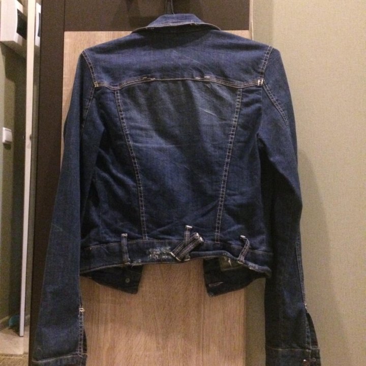 Женская джинсовая куртка Bershka.