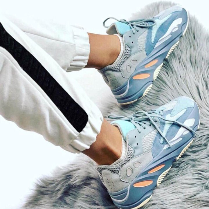  Кроссовки Adidas Yeezy 700