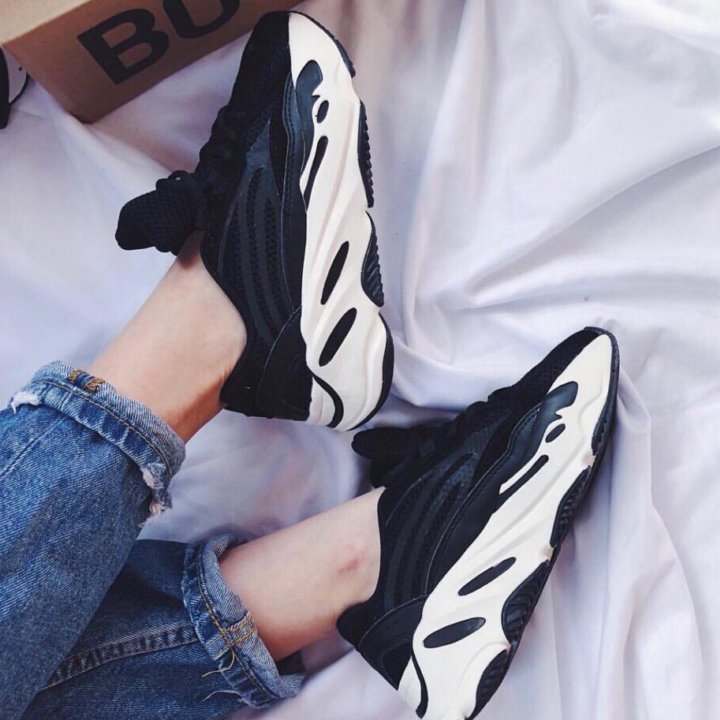  Кроссовки Adidas Yeezy 700