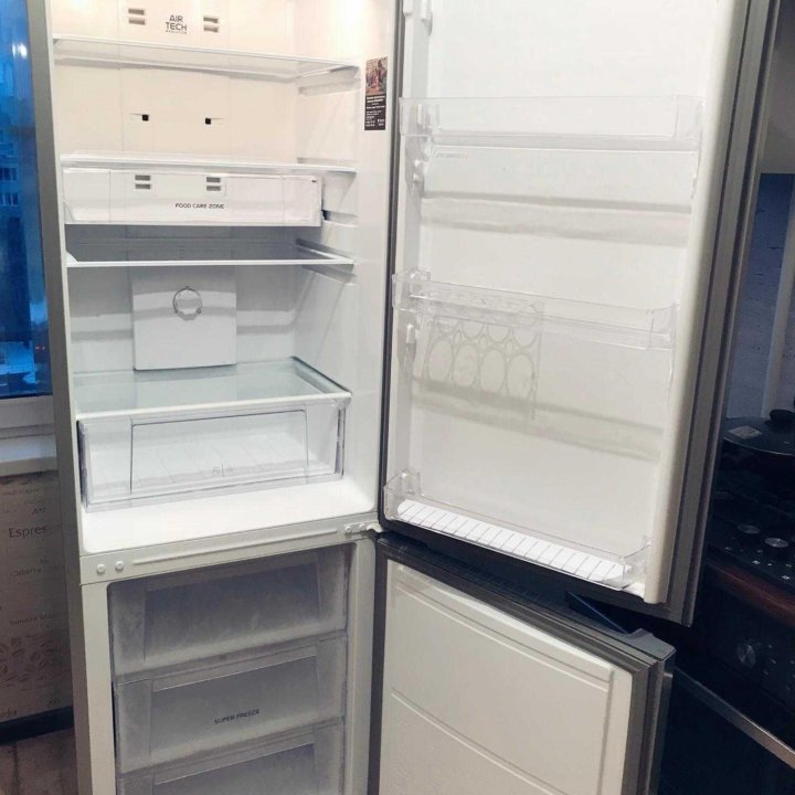 Крутой холодильник Hotpoint Ariston