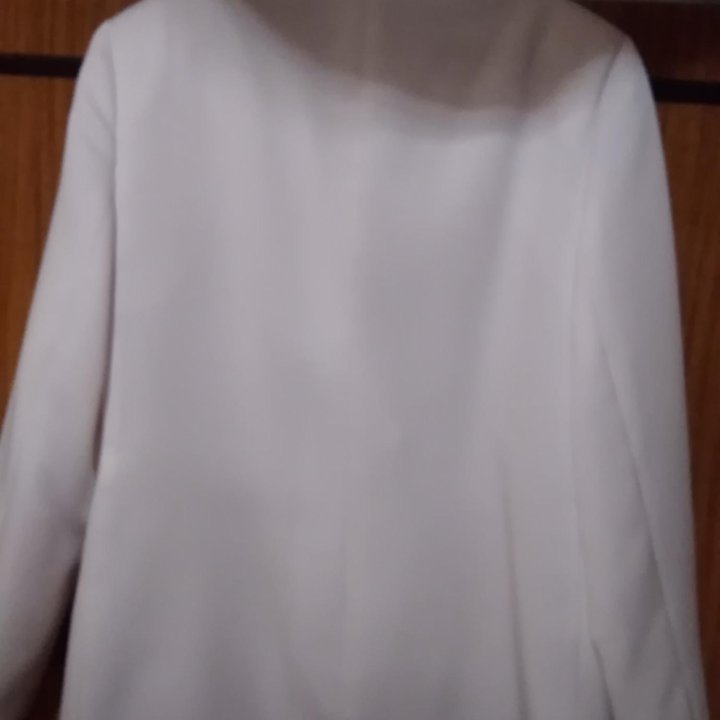 Пиджак белый,новый,р-р50.