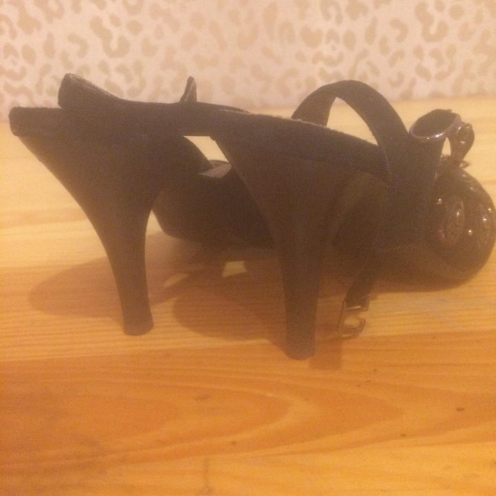 Босоножки разные