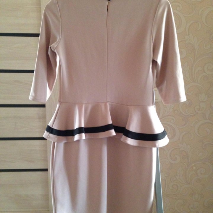 Платье с баской