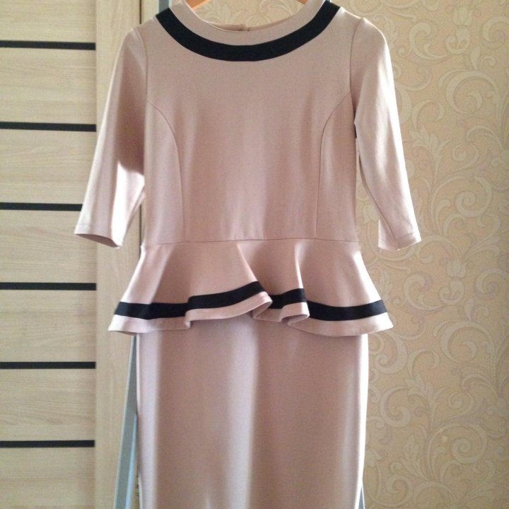 Платье с баской