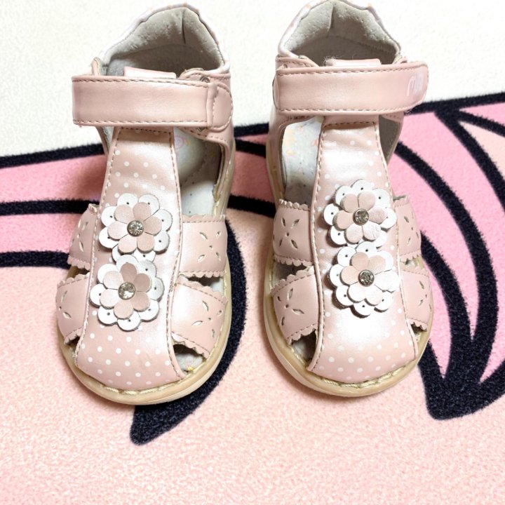 Сандалии на девочку