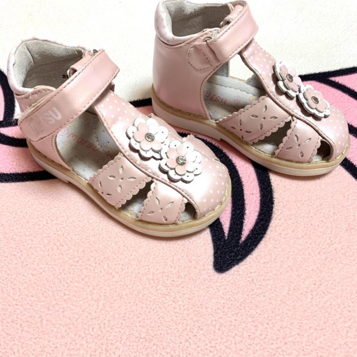 Сандалии на девочку