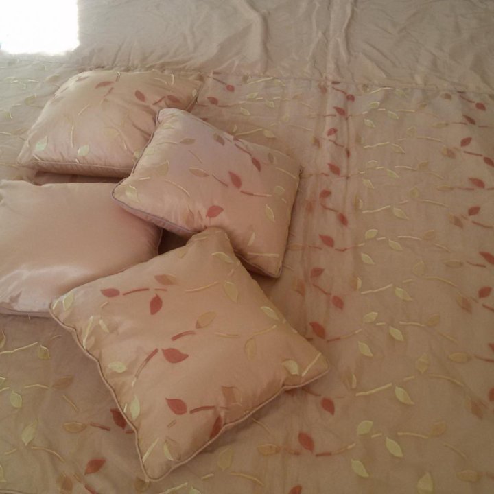 Роскошное покрывало и подушки для кровати