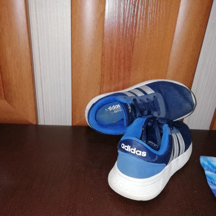 Кроссовки Adidas.