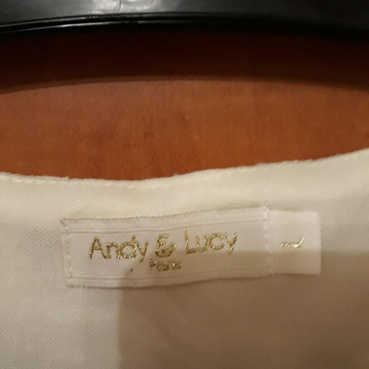 Платье белое фирмы andy & lucy