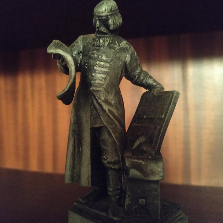 Статуэтка первопечатника