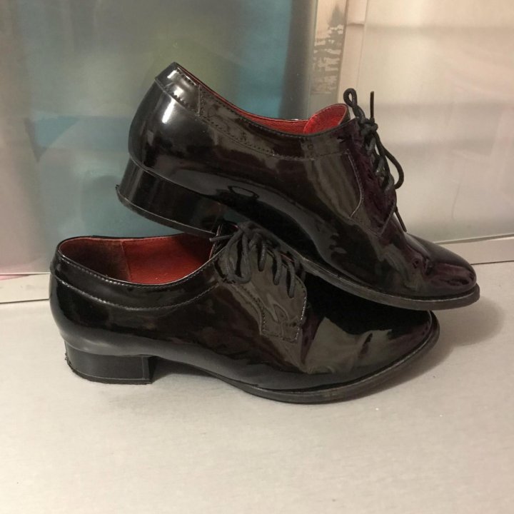 Лакированные ботинки