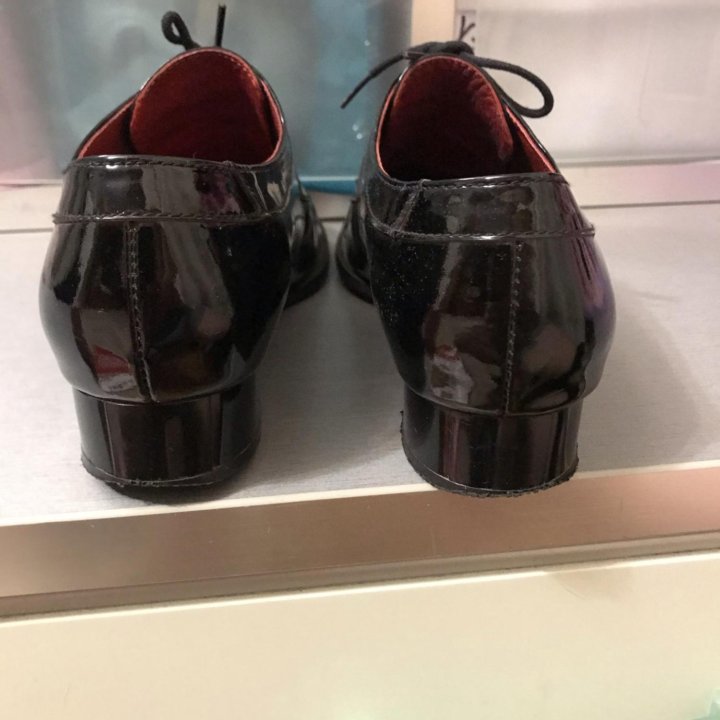 Лакированные ботинки