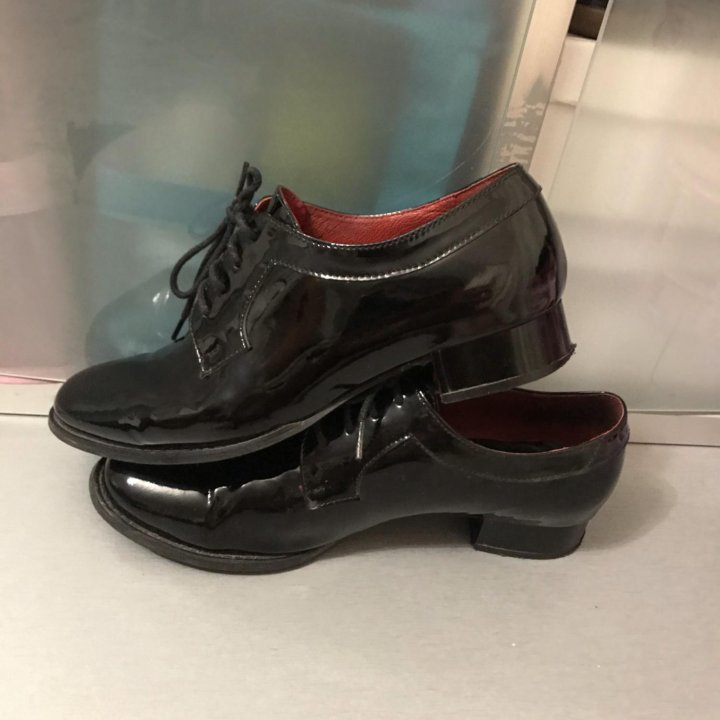 Лакированные ботинки