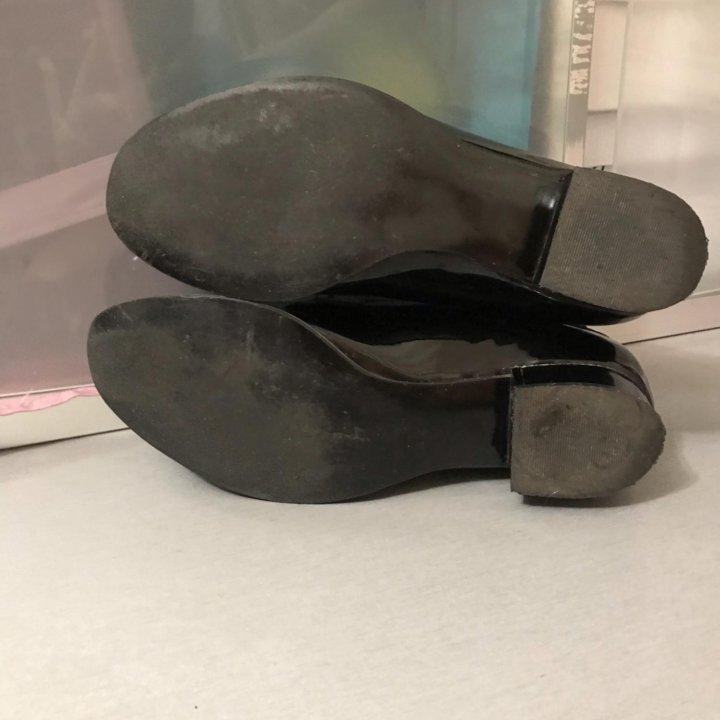 Лакированные ботинки