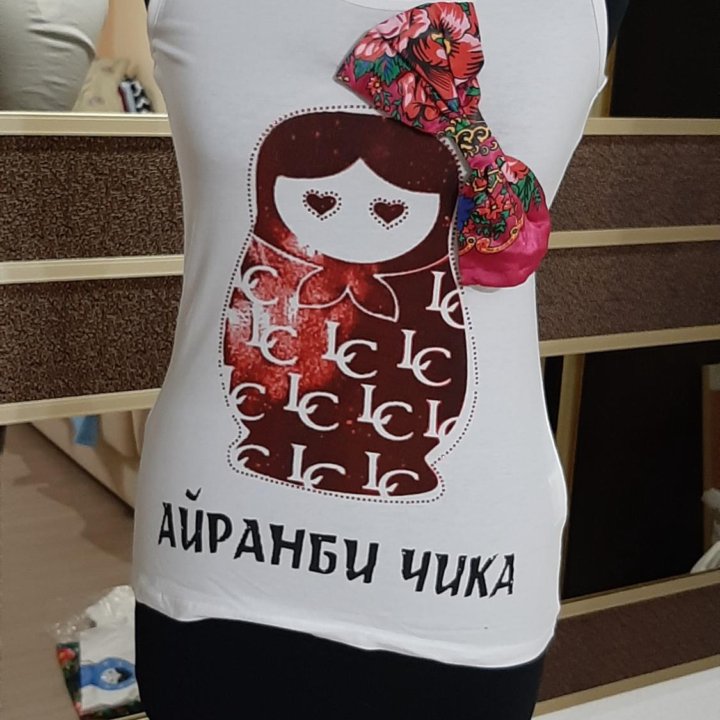 Летняя футболка со стразами