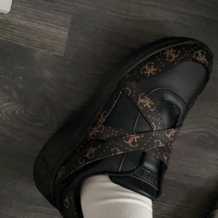 Кроссовки Guess