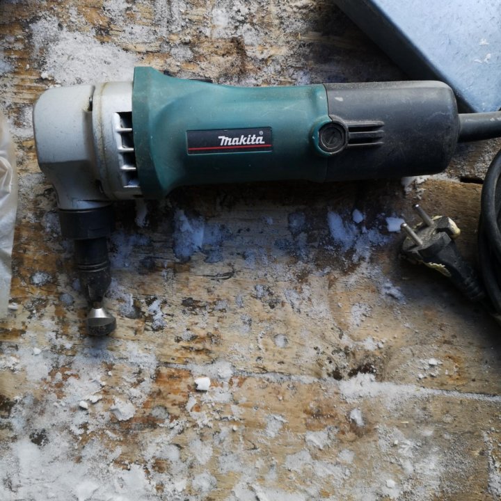 Ножницы высечные Makita JN1601