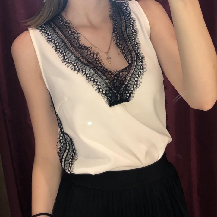 Белая блузка с черным кружевом