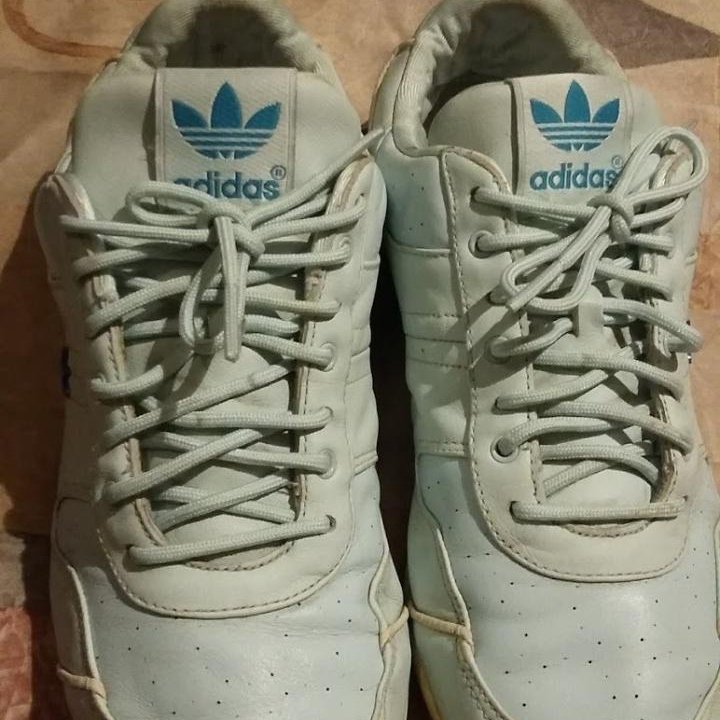 На 39р.adidas кроссовки.