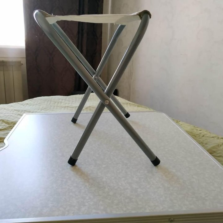 Складной стол в комплекте с 4-мя стульями
