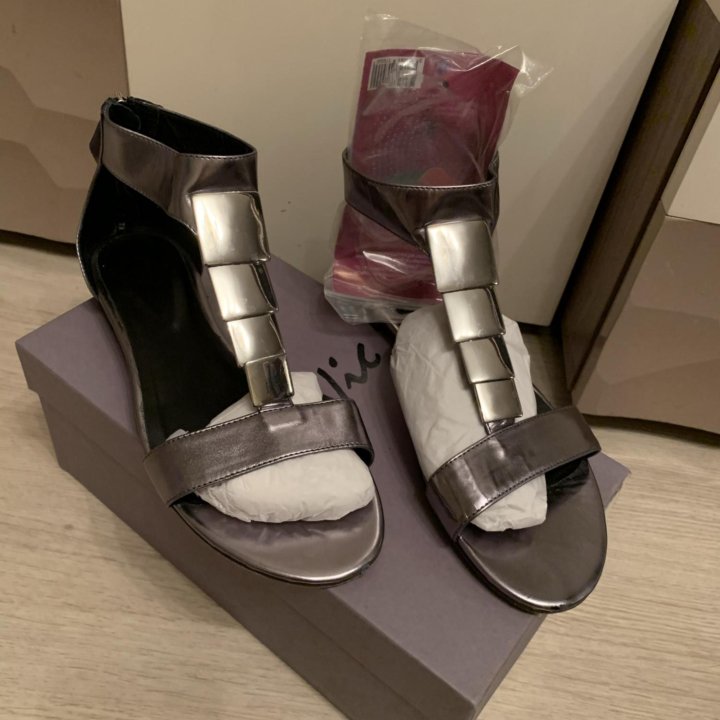 Сандалии VIC